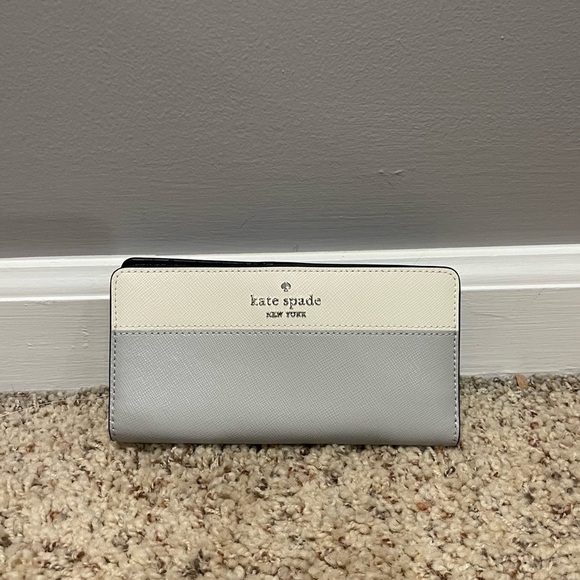 Kate Spade White and Grey Staci Large Wallet - Picture 2 of 4
